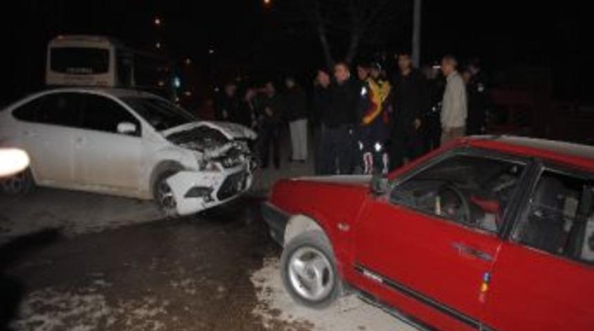 Amasya&rsquo;da 2 Otomobil &Ccedil;arpıştı: 1 &Ouml;l&uuml;, 7 Yaralı