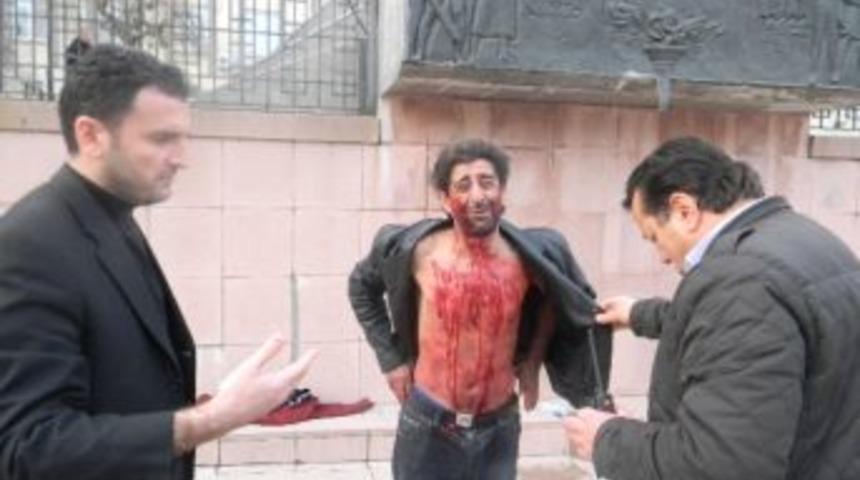 Kaymakamlık &Ouml;n&uuml;nde Kendini Jiletledi