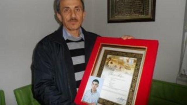 Sehadet belgesini babasına teslim ettiler