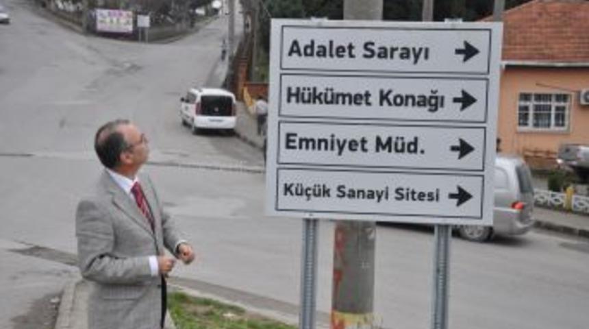 Alaplı'da y&ouml;n tabelaları değiştirildi.