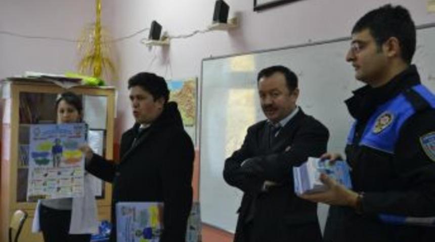 Emniyet &ouml;ğrencilere takvim dağıttı