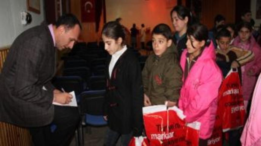 Markalar Birliği Bin &Ouml;ğrenciyi Giydirdi