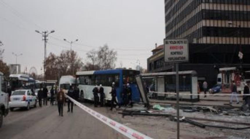Başkent'te Belediye Otob&uuml;s&uuml; Durağa Daldı: 3 Yaralı