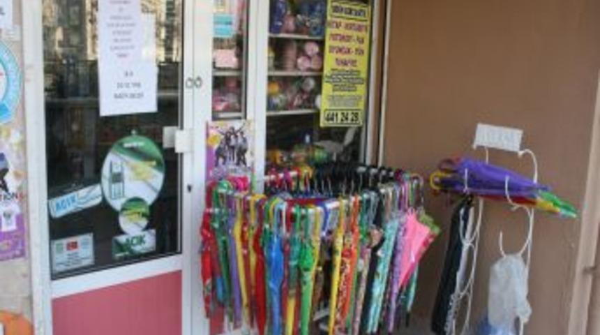 Şemsiye Hırsızı G&uuml;venlik Kamerasına Takıldı