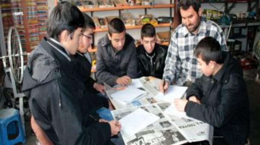 Bisiklet Tamircisi Iş Yerinde Arap&ccedil;a Kursu Veriyor