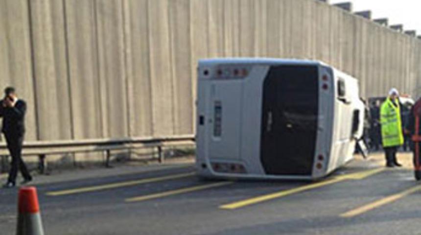 &Ccedil;evik kuvvet otob&uuml;s&uuml; TEM'de takla attı