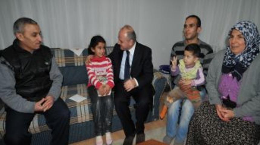 Vali &Ccedil;akacak, Gelişim Bozukluğu Bulunan K&uuml;&ccedil;&uuml;k Kızı Ziyaret Etti