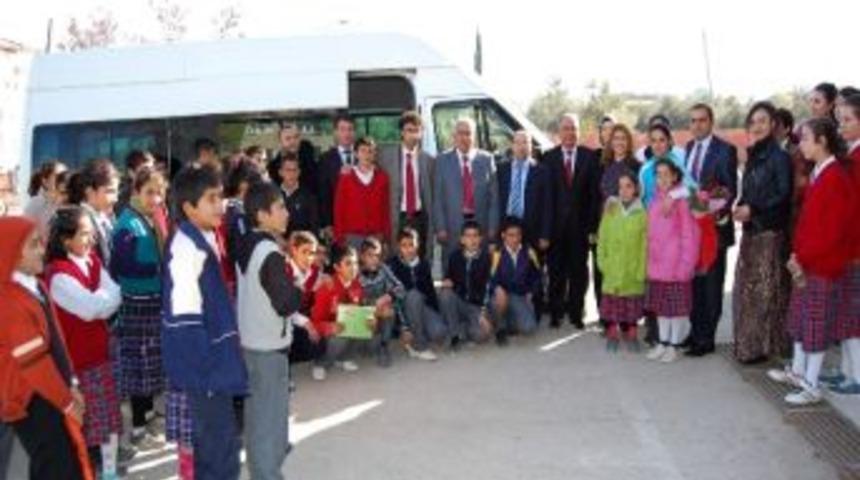 &Uuml;niversitelilerden İlkokul &Ouml;ğrencilerine Kitap Yardımı