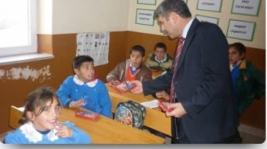 Kağızman'da k&ouml;y okullarına malzeme dağıtıldı