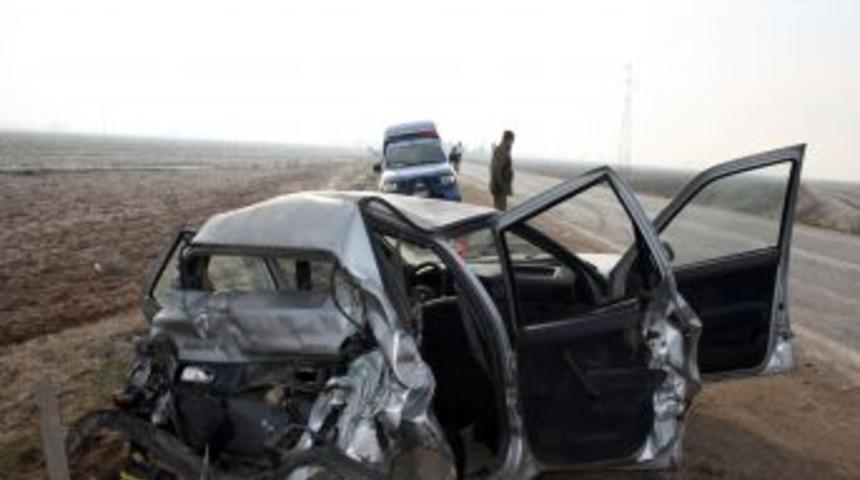 &Ouml;ğretmenlerin Otomobiline Kamyon &Ccedil;arptı.: 1'i Ağır 3 Yaralı