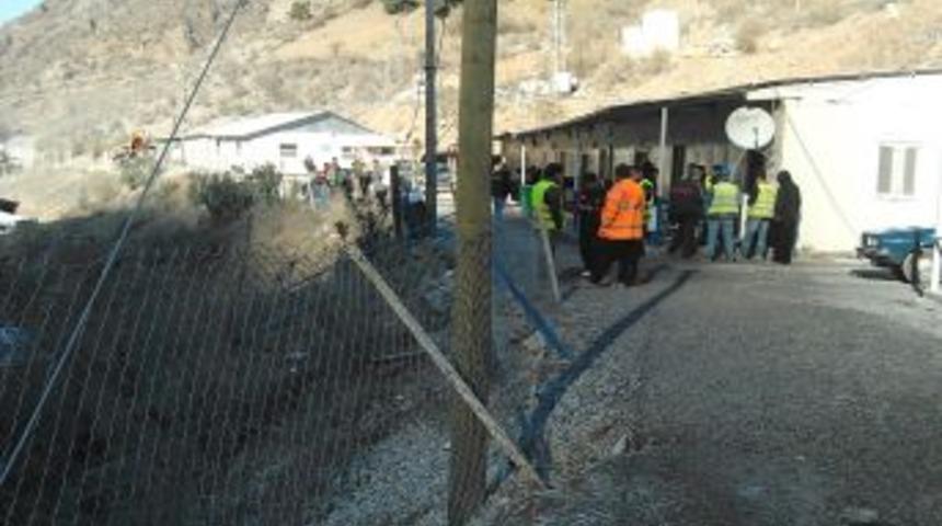 HES Inşaatında &Ccedil;alışan Iş&ccedil;ilerin Kaldığı Prefabrik Yandı