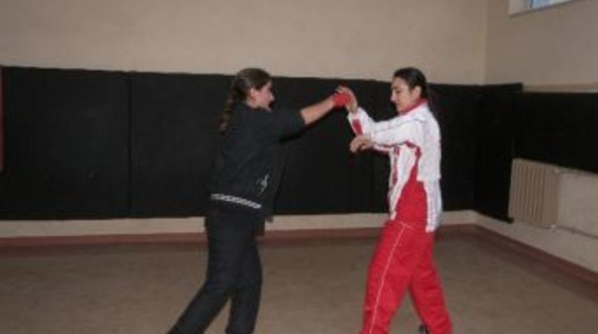 Milli Kick Boskcu &Ouml;ğretmenden &Ouml;ğrencilerine Kick Bosk Dersi