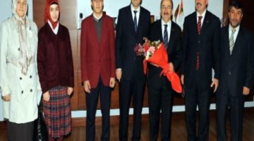 Başkan G&uuml;mr&uuml;k&ccedil;&uuml;oğlu, Eğitim Kurumlarına Desteklerini S&uuml;rd&uuml;r&uuml;yor