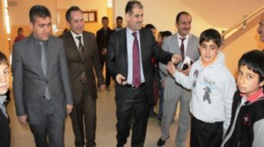 Van İl Milli Eğitim M&uuml;d&uuml;r&uuml; Mucip Kına&rsquo;nın Okul Ziyareti