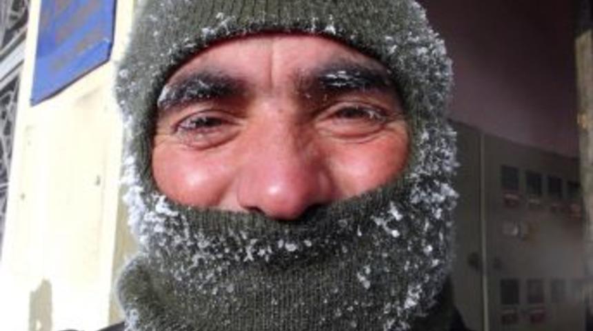 Ardahan G&uuml;nd&uuml;z Eksi 20'yi G&ouml;rd&uuml;, Kaşlar Buz Tuttu