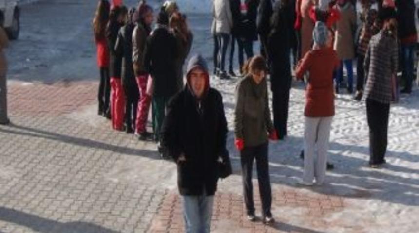 &Uuml;niversite &Ouml;ğrencilerinden Yurt Protestosu