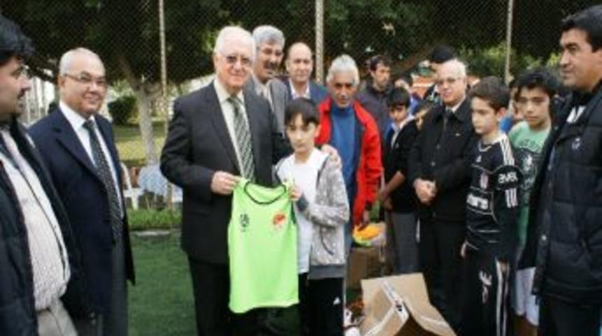 Mezitli Belediye Spor&rsquo;dan &Ouml;ğrencilere Malzeme Yardımı