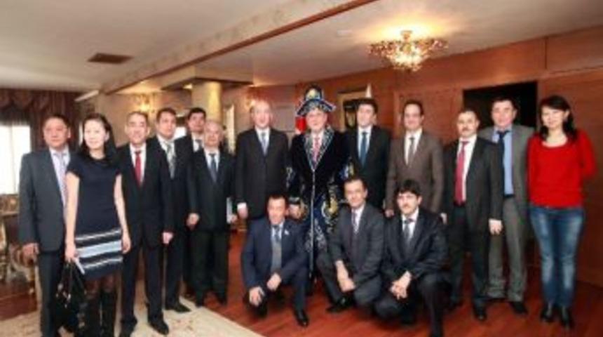 Kazak Validen Başkan Karaosmanoğlu&rsquo;na Ziyaret