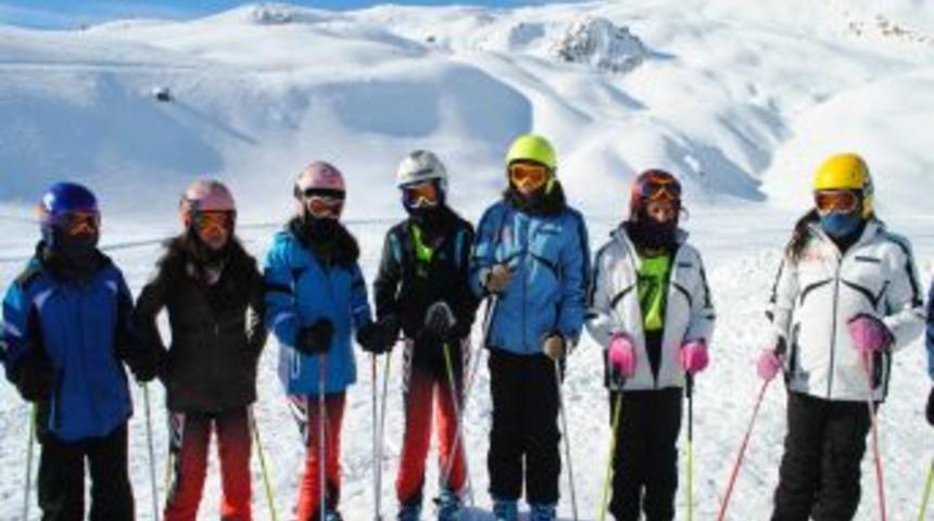 Hakkari'de Kayak Yarışması D&uuml;zenlendi