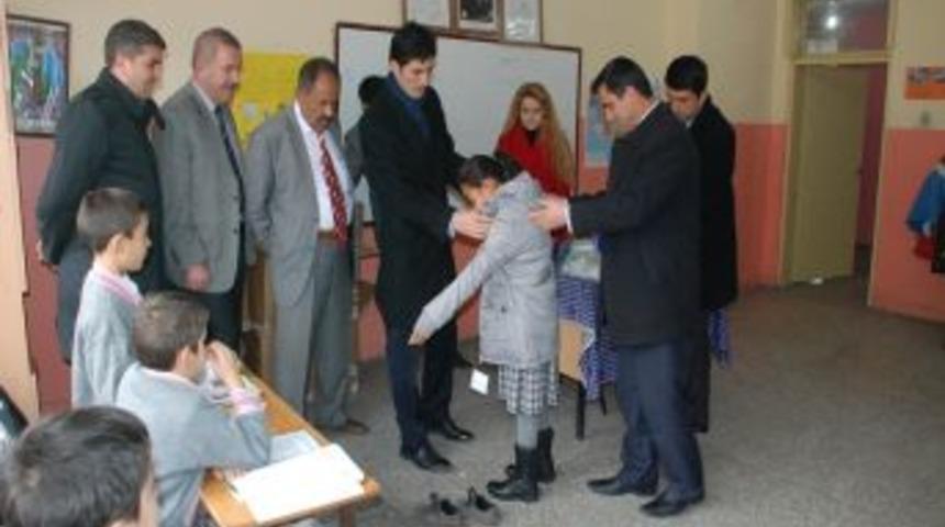 Aydıncık'ta 2 Bin 97 &Ouml;ğrenciye Kışlık Kıyafet Dağıtıldı