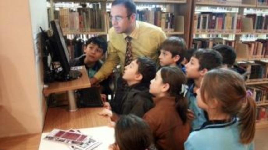 &Ouml;ğrenciler Nk&uuml; K&uuml;t&uuml;phanesinde İncelemelerde Bulundu