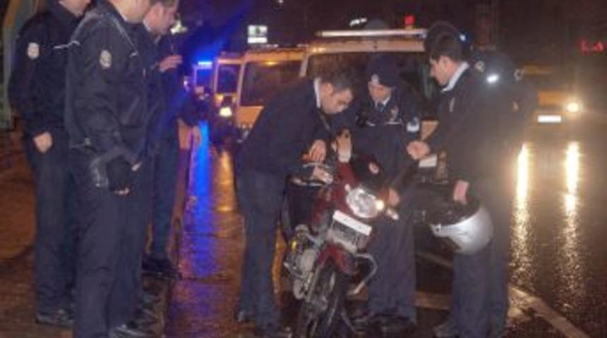 Ş&uuml;pheli Şahsı Kovalayan Polise Otomobil &Ccedil;arptı