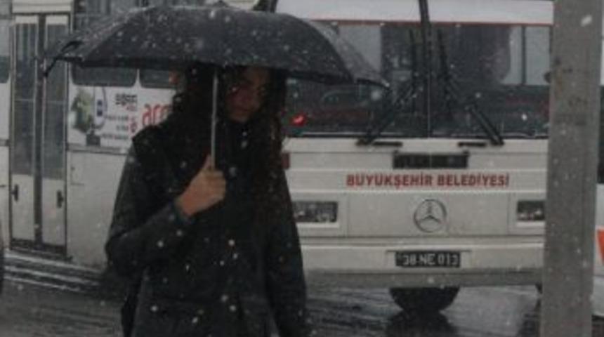 Kayseri G&uuml;ne Karla Uyandı