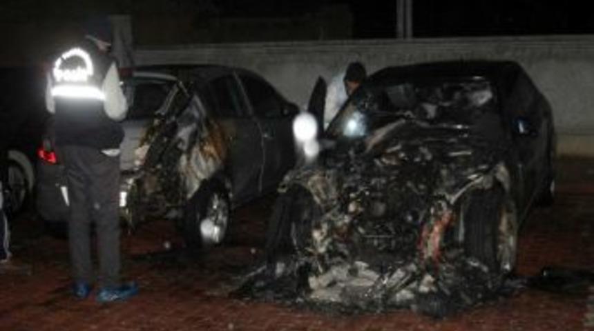 Park Halindeki İki Otomobil Yandı