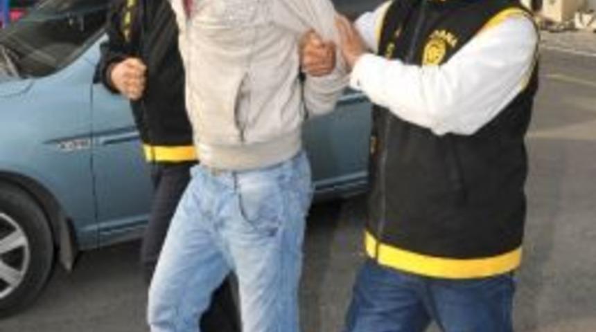 Polis, &Ccedil;alıştığı İş Yerini Soyan Hırsıza Sosyal Medyadan Ulaştı