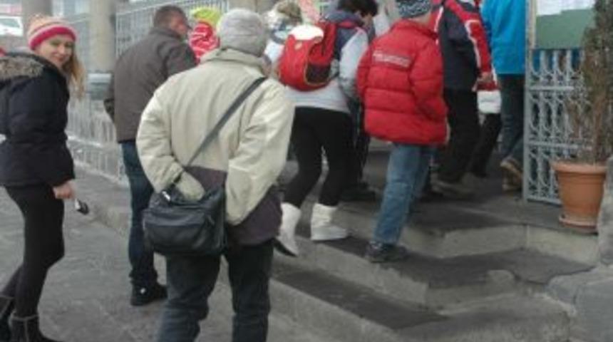 (&ouml;zel Haber) Erzurum&rsquo;un Soğuk Havası Polonyalı Turistleri &Uuml;ş&uuml;tt&uuml;