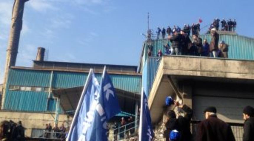 Kapatılmak Istenen Fabrikanın Bacasında Protesto Eylemi