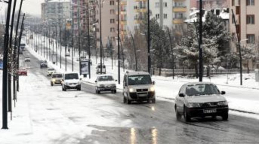 Sivas'ta Kar Yağışı Başladı, Arabalar Yolda Kaldı