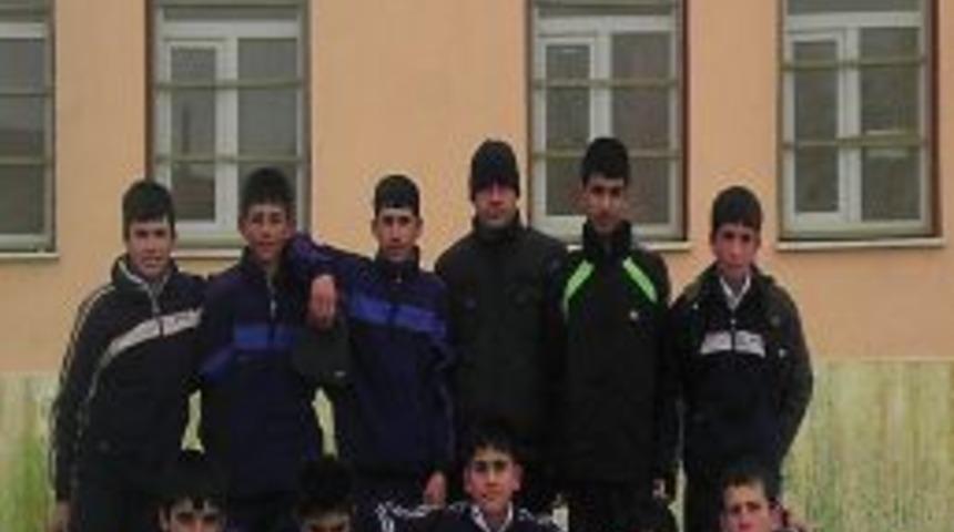 Kayseri Emniyeti K&ouml;y Okulu Futbol Takımına Malzeme Yardımı Yaptı