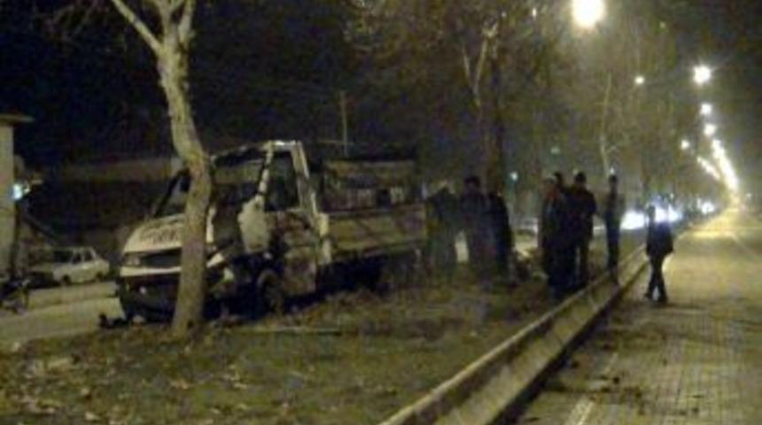 Kamyonet İle Otomobil &Ccedil;arpıştı: 3 Yaralı