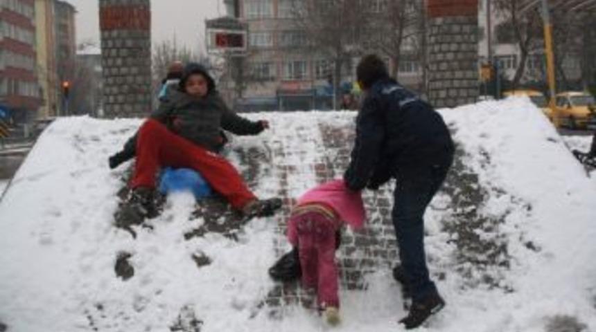 &Ccedil;ocuklar Karın Keyfini Kayarak &Ccedil;ıkardı