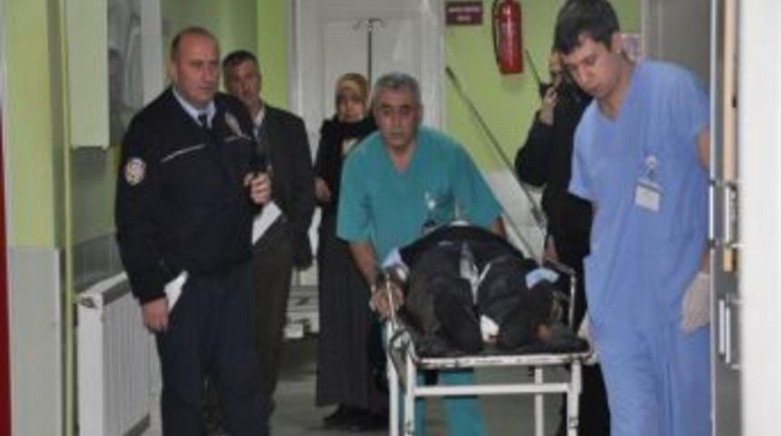 Kazaya M&uuml;dahale Ederken Otomobilin &Ccedil;arptığı Trafik Polisi Ağır Yaralandı