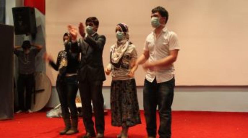 &Uuml;niversitelilerden L&ouml;semili &Ouml;ğrenciler Yararına Tiyatro