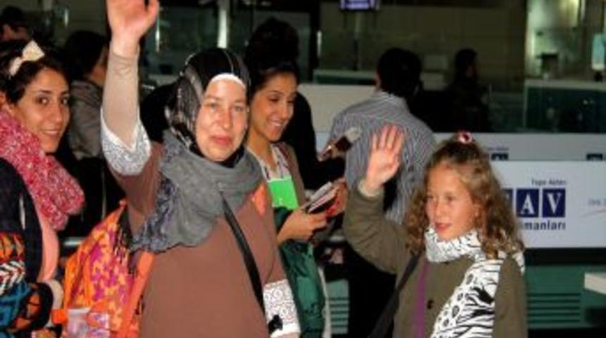 Filistinli Ahed Tamimi &Uuml;lkesine D&ouml;nd&uuml;