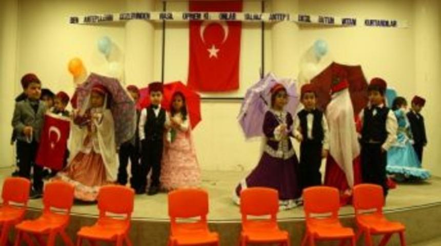 Minik &Ouml;ğrencilerinin G&ouml;sterileri İzleyenleri B&uuml;y&uuml;ledi