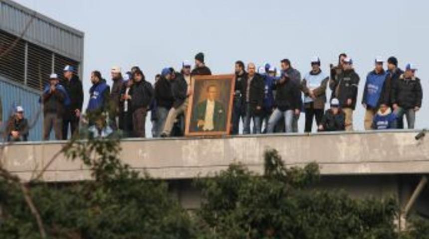 Eylem Yapan Iş&ccedil;iler &Ccedil;atıdan Inip Aileleriyle Buluştu