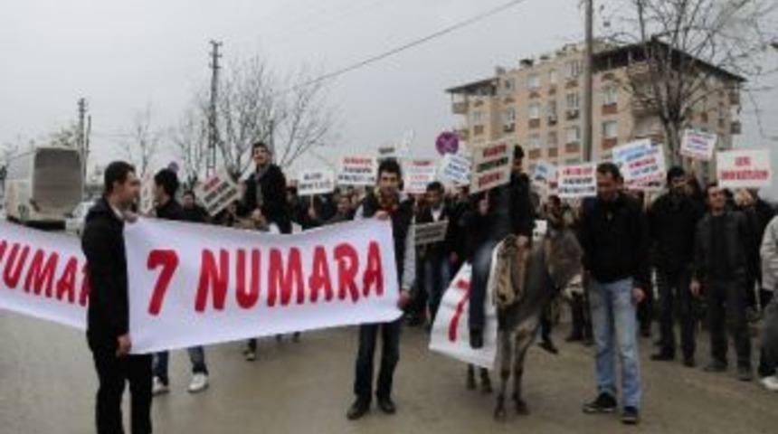&Uuml;niversite &Ouml;ğrencilerinden "merkepli" Protesto