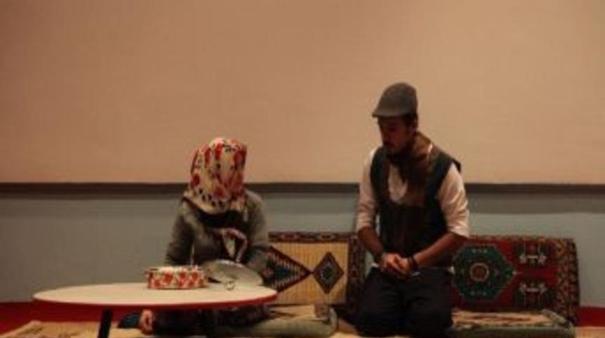 Ağrı İbrahim &Ccedil;e&ccedil;en &Uuml;niversitesi &Ouml;ğrencilerinden L&ouml;sev Yararına Tiyatro