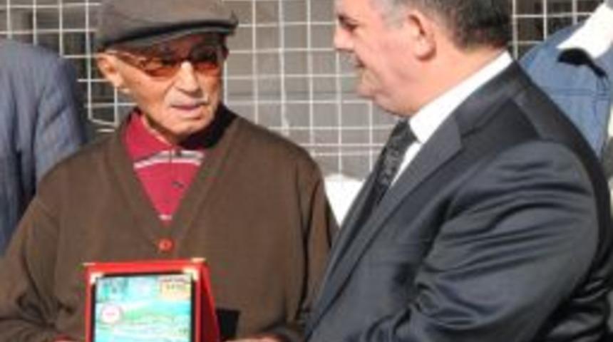 66 Yıl Aralıksız G&ouml;rev Yaptı, Yılın Muhtarı Se&ccedil;ildi