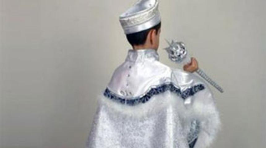 S&uuml;nnet&ccedil;i cinsel organının tamamını kesti