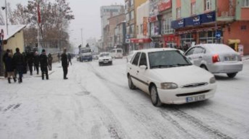 Muş&rsquo;ta Kar Yağışı Etkisini G&ouml;stermeye Başladı