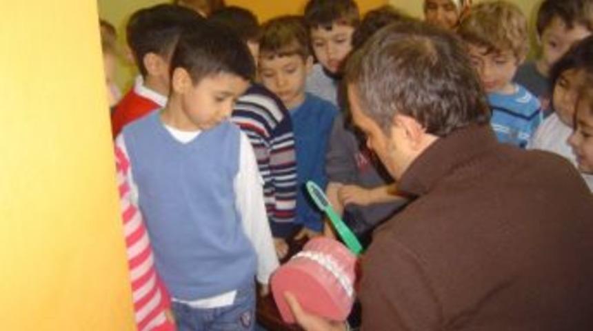 Miniklere Diş Sağlığı, Velililere &Ccedil;ocuk Yetiştirme Stilleri Anlatıldı