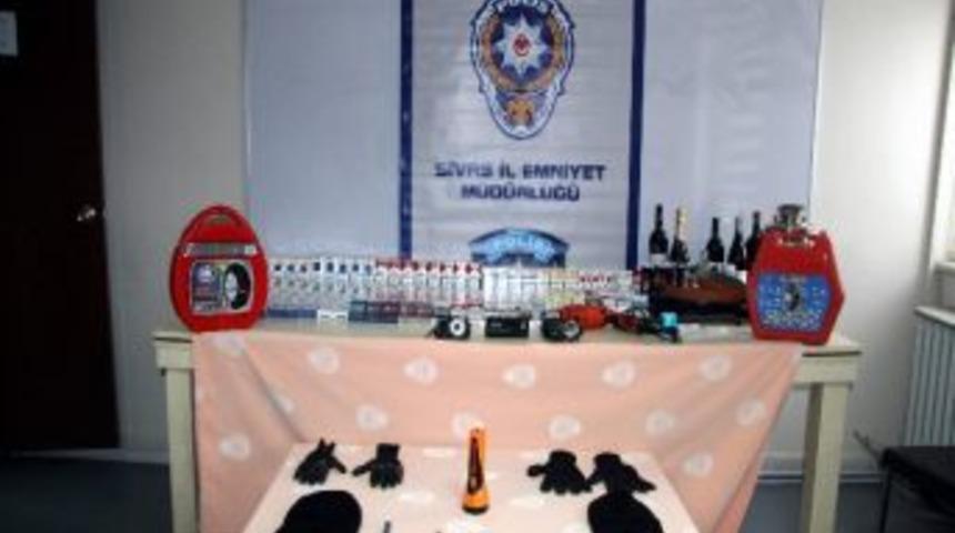 Kar Maskeli Hırsızların Okula Girişleri Kamerada