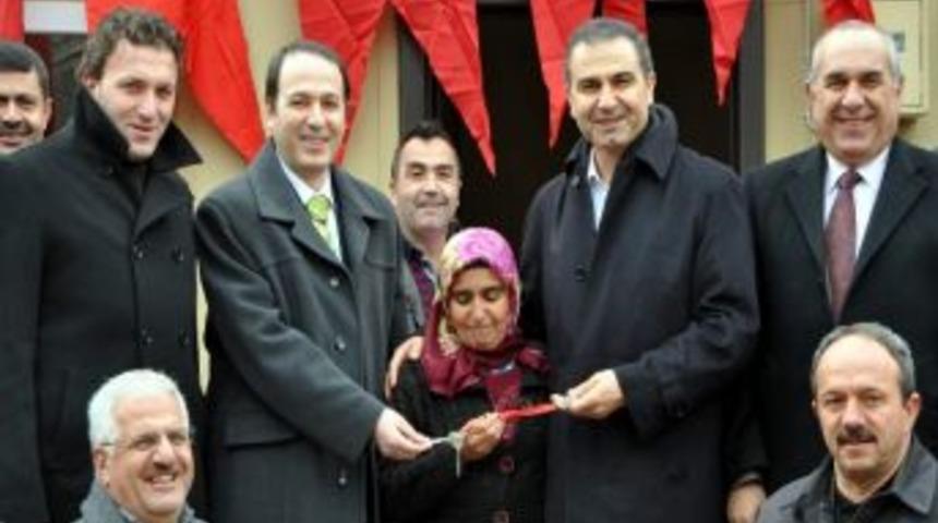 Suşehri&rsquo;nde 10 Aileye Yaptırılan Prefabrik Evlerin Anahtarları Teslim Edildi