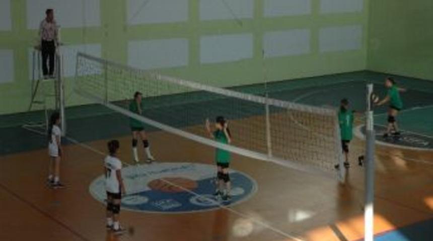 Mini Voleybolda Heyecan Dorukta