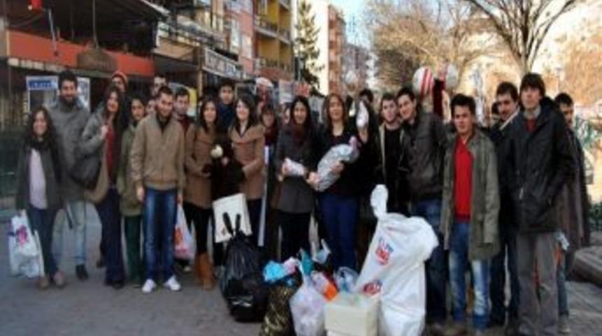 &Uuml;niversite &Ouml;ğrencileri Dar Gelirli &Ccedil;ocuklara Oyuncak Dağıttı